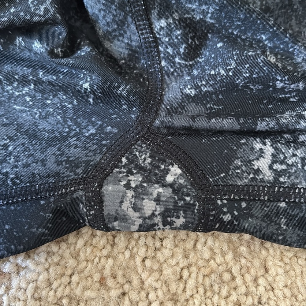 Under armour Women’s Black and Gray Patterned Leggings - Picture 6 of 6